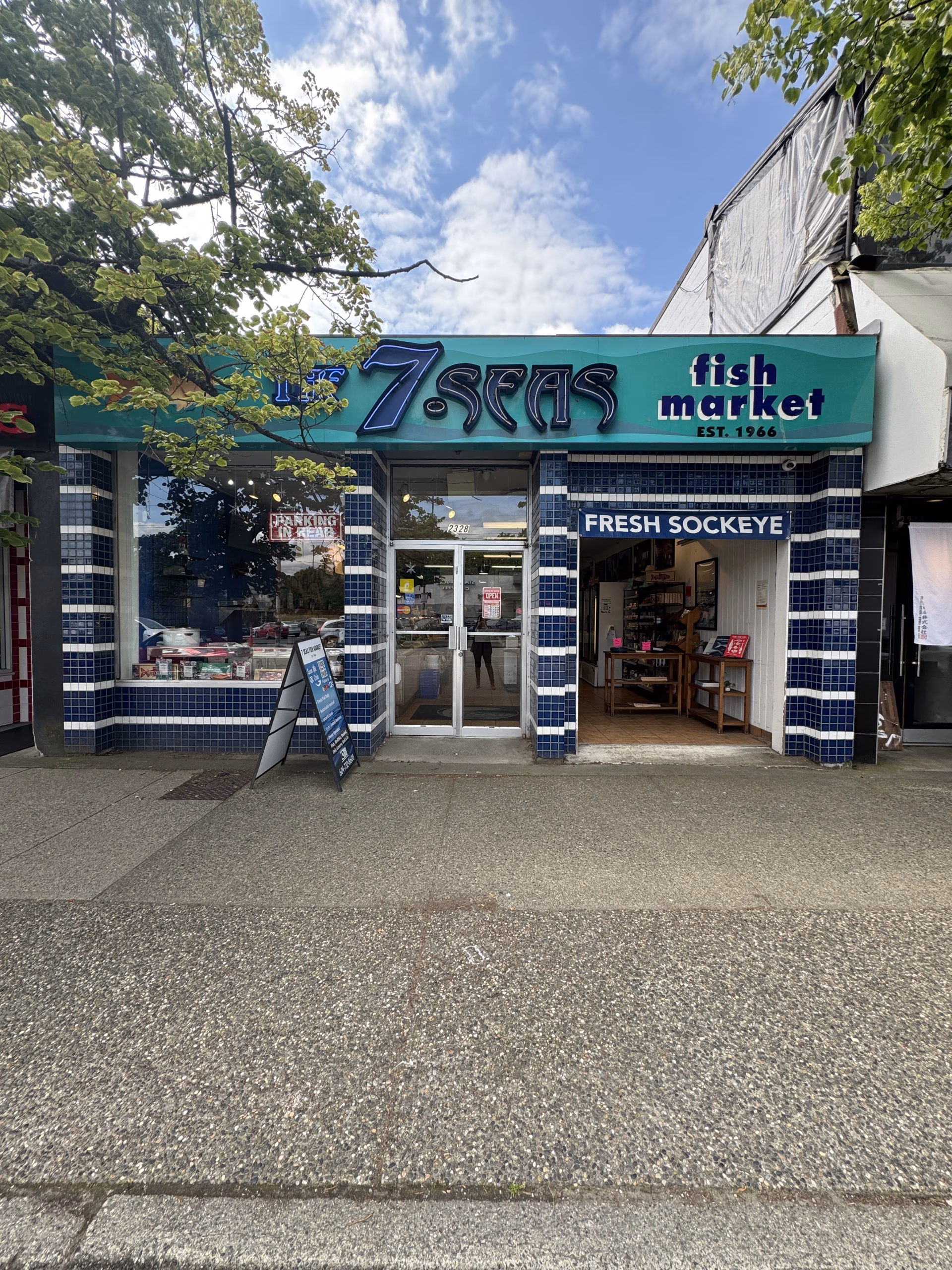 7 Seas Fish Market storefront under a blue sky